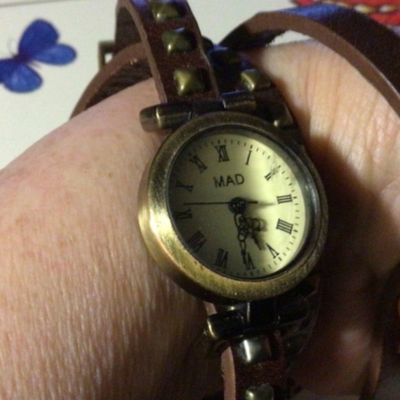 🆕 ⌚ AUCTION PRICE👩🏻⚖️ VINTAGE LEATHER WRAP WATCH WITH STUDS - Picture 5 of 9